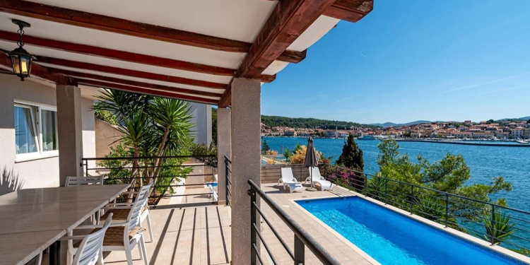 Villa am Strand with private pool